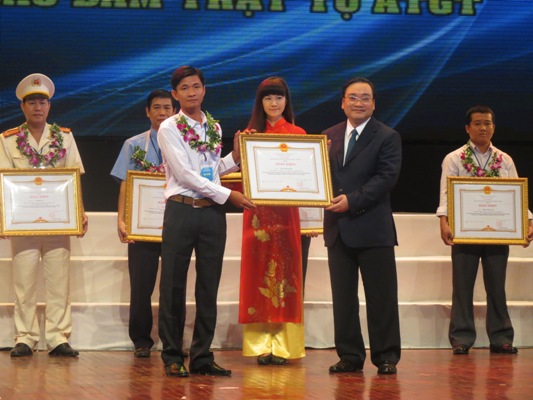Vinh danh những tấm gương tiêu biểu trong phong trào xây dựng và đảm bảo trật tự an toàn giao thông